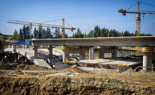Jakie normy musi spełniać beton drogowo-mostowy w kontekście bezpieczeństwa?