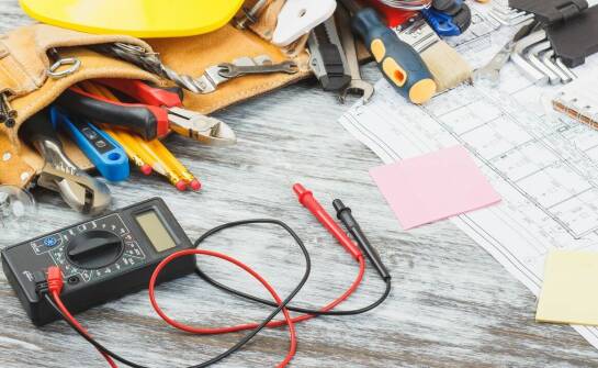 Jakie akcesoria są kompatybilne z puszkami instalacyjnymi podtynkowymi?