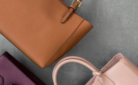 Jakie skórzane akcesoria do torebek warto mieć na co dzień?
