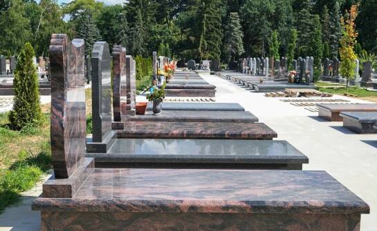 Wzory pomników cmentarnych na urny – jak dobrać odpowiedni projekt?