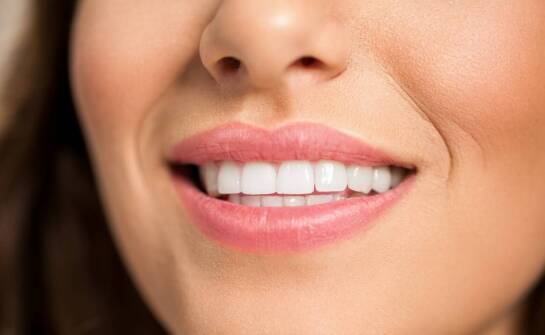 Jakie są zalety implantów stomatologicznych przy utracie jednego zęba?