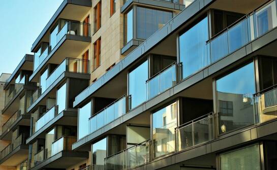 Zalety wyboru siatki balkonowej w kontekście ochrony przed ptakami