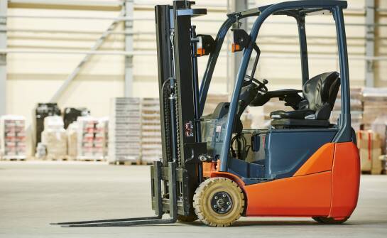 Jakie elementy są sprawdzane podczas przeglądów sztaplarek?