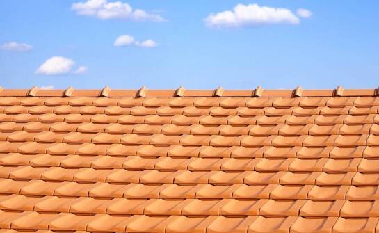 Jak dachówka ceramiczna współgra z różnymi stylami architektonicznymi?