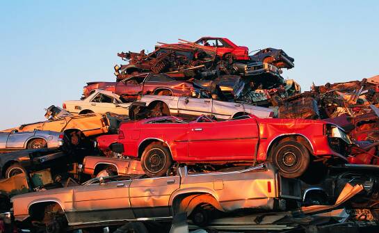 Dlaczego warto skorzystać z transportu pojazdu do demontażu oferowanego przez auto szrot?