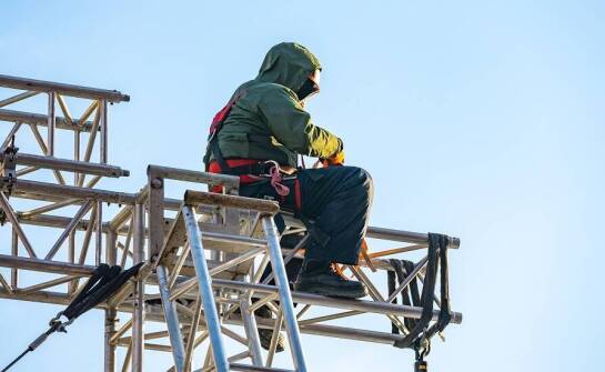 Jakie są kluczowe zagrożenia w pracy na wysokości i jak szkolenia BHP mogą pomóc w ich minimalizacji?