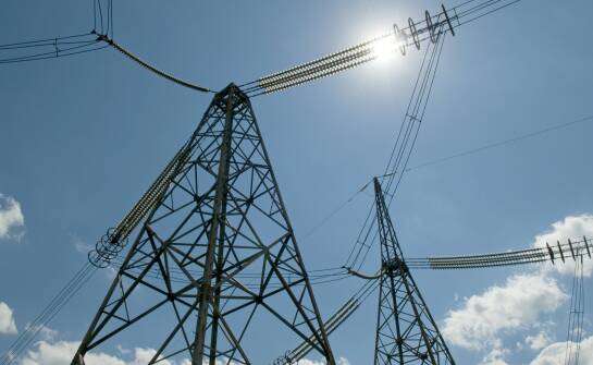 Jak monitorowanie zużycia energii wspiera kompensację mocy biernej?