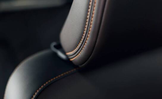 Różnorodność wzorów i kolorów przy obszyciu kierownicy skórą