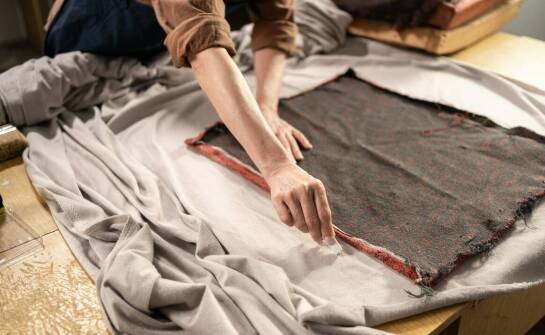 Jak odnowienie tapicerki wpływa na wartość antycznych mebli?