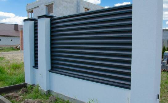 Ogrodzenia ze stali – dlaczego warto zainwestować?