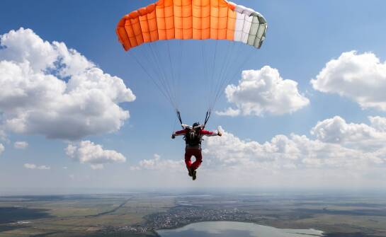 Rola instruktora w skoku ze spadochronu: Dlaczego doświadczenie ma znaczenie?