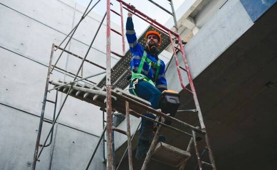 Zalety stosowania małych rusztowań aluminiowych w trudnodostępnych miejscach