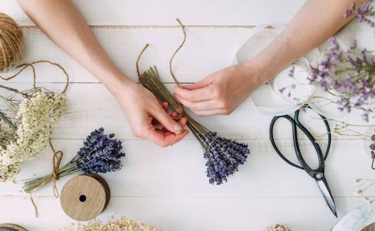 Wprowadzenie do oferty pracowni florystycznej: jak zorganizować niezapomniany wieczór panieński z wiankami?