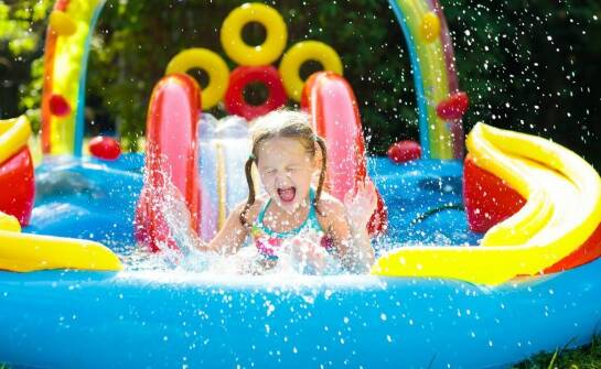 Jakie funkcje pełnią dysze wodne w tworzeniu atrakcji na placach zabaw?