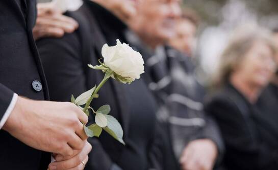 Organizacja ceremonii pogrzebowej dopasowanej do potrzeb rodziny