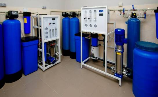 Jak stacje zmiękczania wody mogą przyczynić się do ochrony maszyn przemysłowych?