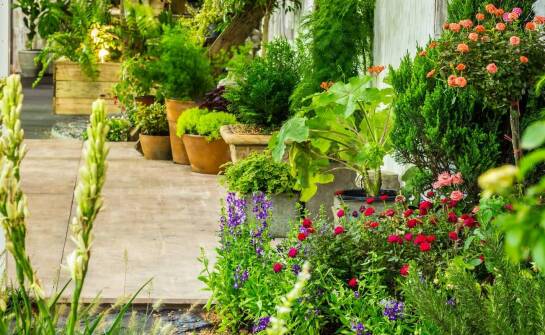 Wpływ desek opalanych na atmosferę i styl ogrodu