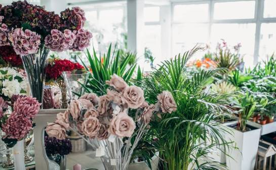 Przegląd oferty florystycznej hurtowni kwiatów sztucznych – co warto zamówić?