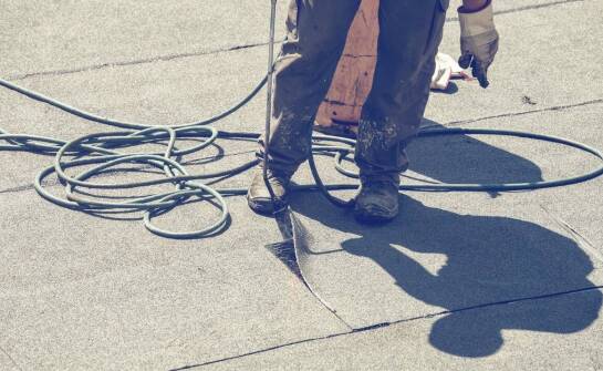 Dlaczego montaż folii nieprzemakalnej jest kluczowy dla dachu?