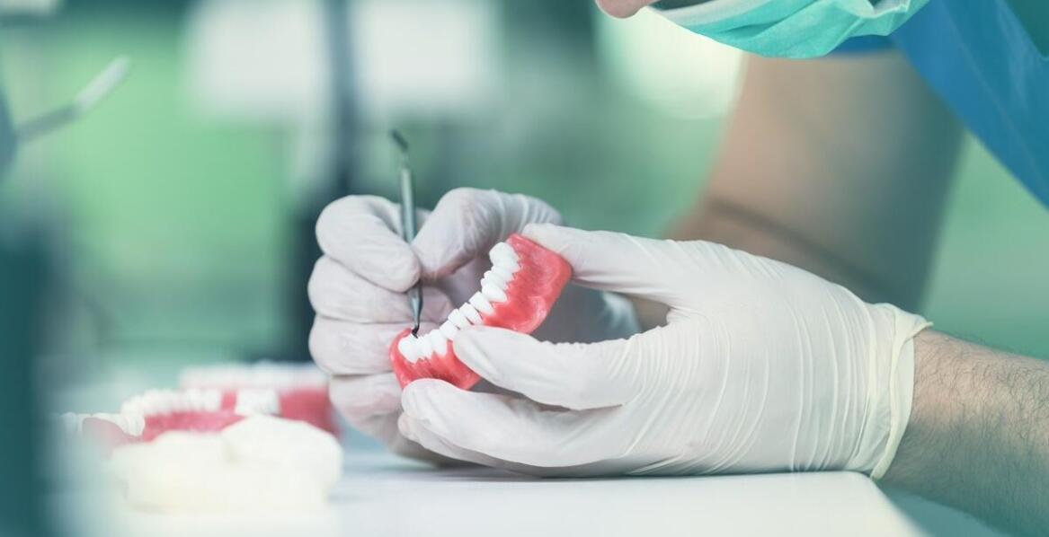 Dlaczego warto zwrócić uwagę na doświadczenie i kwalifikacje protetyka przy wyborze gabinetu stomatologicznego?