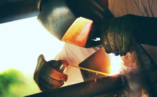 Ubrania do spawania a ochrona przed ciekłymi chemikaliami – co warto wiedzieć?