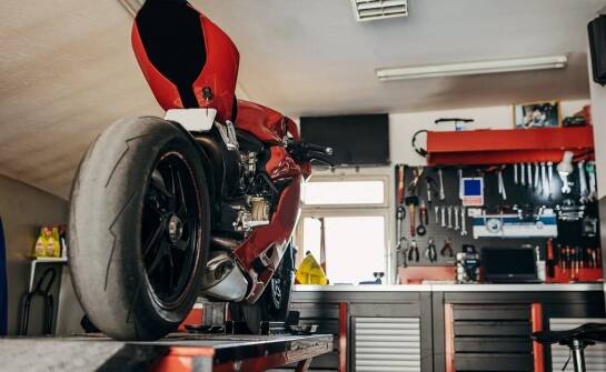 Przegląd funkcji dodatkowych w nowoczesnych podnośnikach jednokolumnowych mobilnych