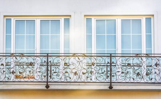 Welche Vorteile bietet die Verwendung von Holz bei der Herstellung von Balkontüren?