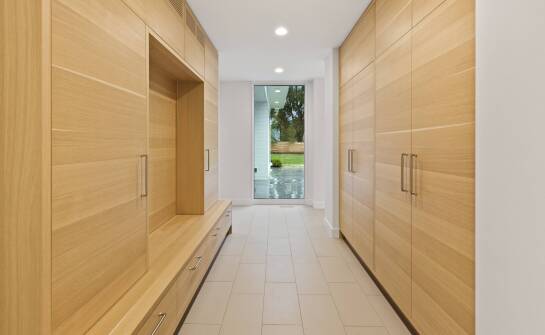 Jakie materiały są najczęściej stosowane w produkcji szaf na wymiar?