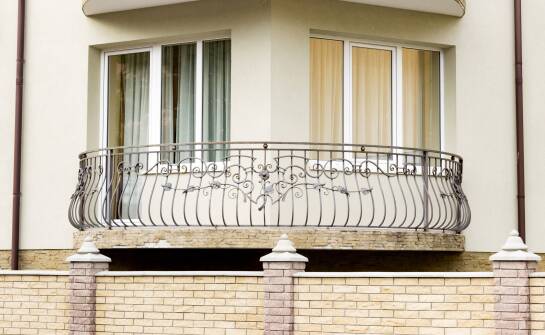 Balustrady z „brzuchami” a prostymi – które wybrać do domu?