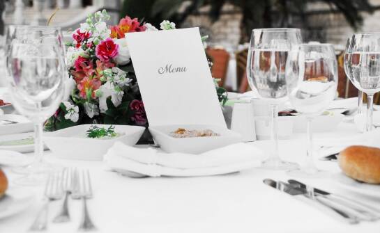 Elastyczność menu na przyjęcia weselne – jak dostosować ofertę do gości?