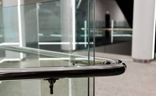 Dlaczego warto zainwestować w balustrady szklane na balkonie?