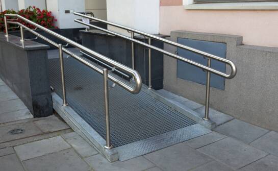 Platforma pionowa a architektura budynku: jak ją wkomponować?