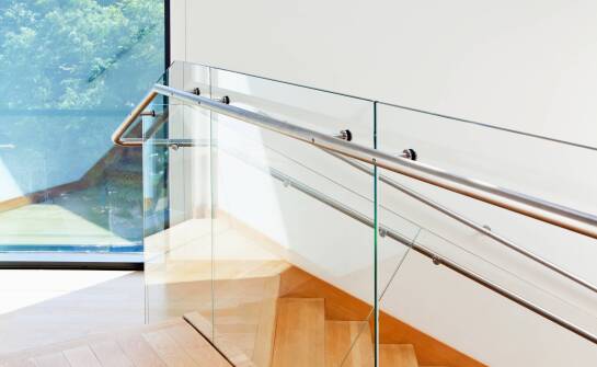 Różnorodność stylów balustrad szklanych do przestrzeni zewnętrznych i wewnętrznych