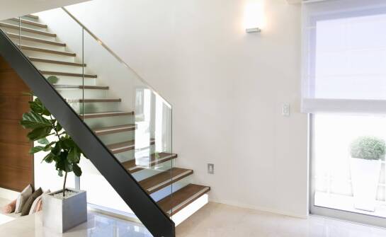 Różnorodność zastosowań balustrad szklanych w przestrzeniach mieszkalnych