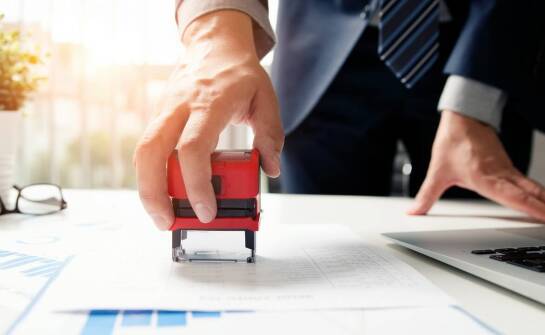 Jak dobrać kształt pieczątki dla skutecznej identyfikacji dokumentów?