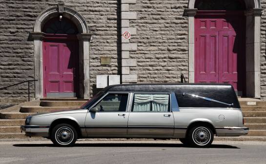 Nowoczesne karawany w transporcie zmarłych – co oferują?