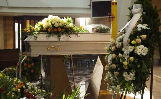 Znaczenie indywidualnego podejścia w organizacji ceremonii pogrzebowej