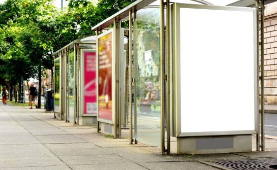 Praktyczne zastosowania banerów reklamowych używanych w różnych branżach