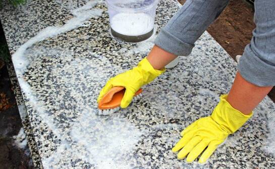 Różnice między sodowaniem a tradycyjnymi metodami czyszczenia kostki brukowej