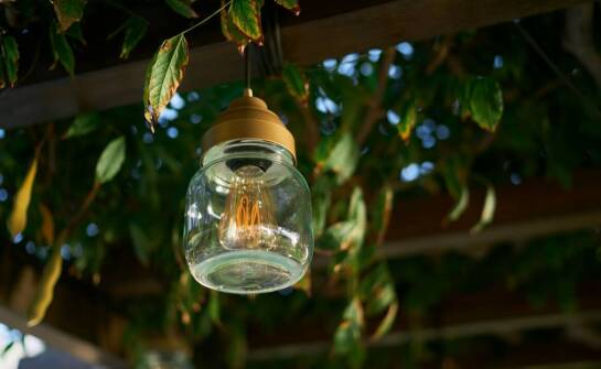 Oświetlenie zewnętrzne LED – jak zapewnić efektywność energetyczną i estetykę?