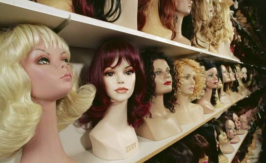 Jak dostosować perukę damską syntetyczną do różnych pór roku?