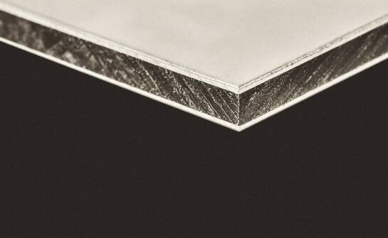 Cena a jakość – jak wybrać najlepsze płyty dibond do swojego projektu?