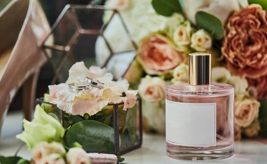 Jakie akcesoria perfumeryjne warto zamawiać online?