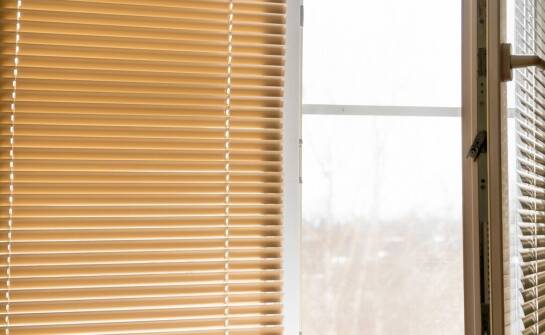 Jak żaluzje aluminiowe wewnętrzne mogą wpłynąć na efektywność energetyczną budynku?