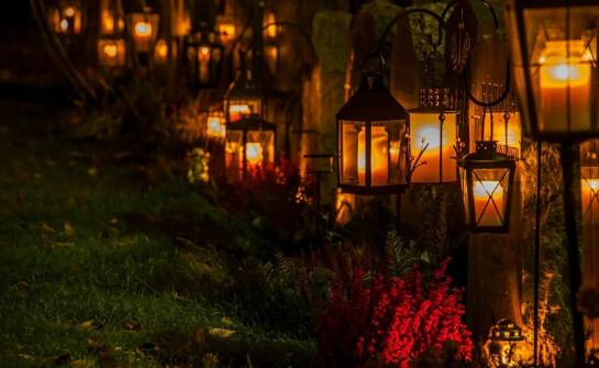 Jak stworzyć pełną tajemnic noc z pomocą sztucznych pająków?