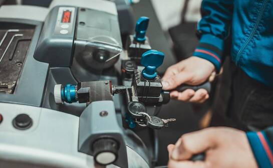 Jak precyzja narzędzi wpływa na jakość dorabiania kluczy?