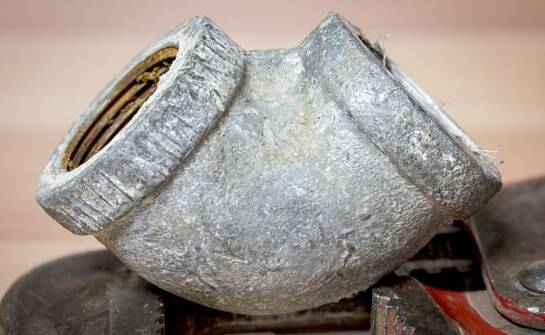 Wpływ połączeń blokowanych i nieblokowanych na funkcjonalność rur z żeliwa