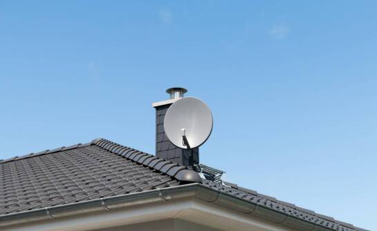 Jakie są kluczowe korzyści z montażu anten satelitarnych w domach jednorodzinnych?