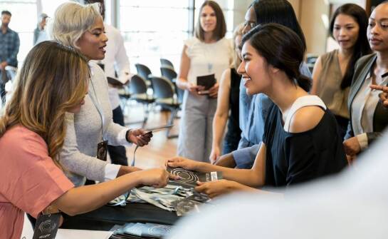 Jakie wydarzenia kulturalne najlepiej zorganizować w salach konferencyjnych Kartuz?