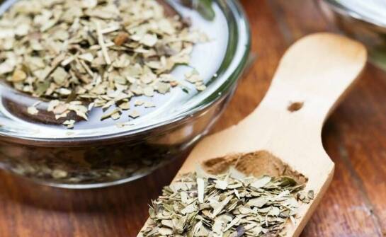 Probiotyki i ziołowe suplementy diety: jak wspólnie wpływają na układ trawienny?